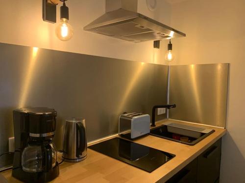 - une cuisine avec un comptoir et une cafetière dans l'établissement Studio cosy en plein centre historique de Rennes, à Rennes