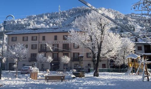 バルドネッキアにあるHotel Sommeillerの雪上スキー場付きの建物