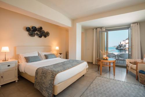 Megisti Hotel في ماغيستي: غرفة نوم مع سرير وإطلالة على المحيط