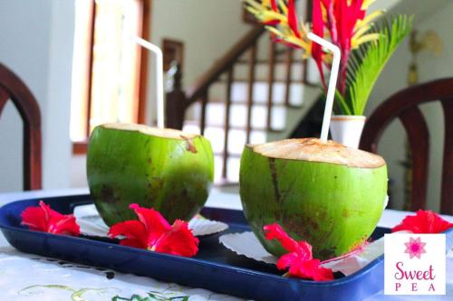 two green apples on a blue tray on a table at Sweet Pea Homestay in Balapitiya