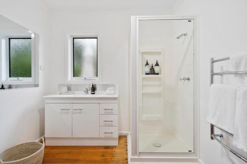 科爾斯灣的住宿－福瑞齊奈飛世度假屋，带淋浴和盥洗盆的白色浴室