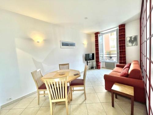 un salon avec un canapé et une table dans l'établissement C046-Studio spacieux proche CROISETTE, à Cannes