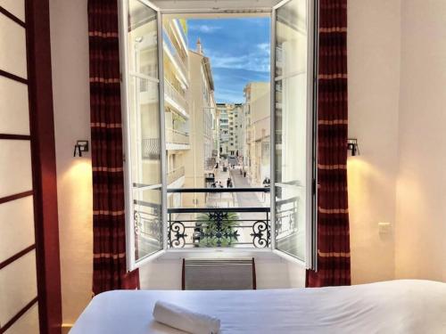 - une chambre avec une fenêtre donnant sur un balcon dans l'établissement C046-Studio spacieux proche CROISETTE, à Cannes
