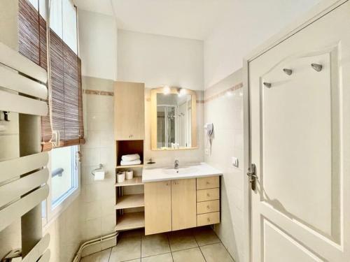 une salle de bain blanche avec un lavabo et une douche dans l'établissement C046-Studio spacieux proche CROISETTE, à Cannes