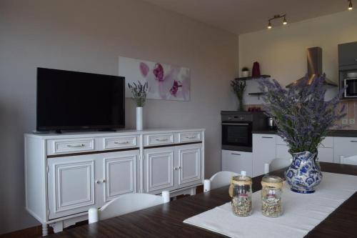 Televízia a/alebo spoločenská miestnosť v ubytovaní Apartment in Banjol with balcony, air conditioning, WiFi, dishwasher 4888-1