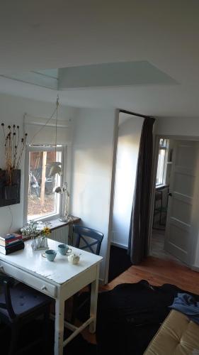 a living room with a white table in a room at B en B Sluisje 1818 in Utrecht