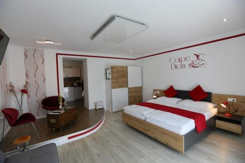 1 dormitorio con 1 cama grande con almohadas rojas en EHM Resort Mesteri, en Mesteri