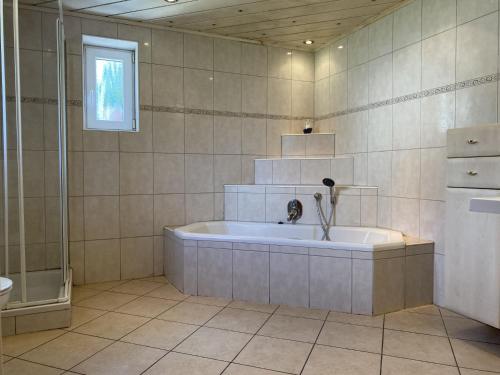a large bathroom with a tub and a shower at WA110 - Große Monteurunterkunft in Wackersdorf in Wackersdorf