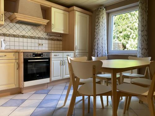 a kitchen with a table and chairs and a window at WA110 - Große Monteurunterkunft in Wackersdorf in Wackersdorf