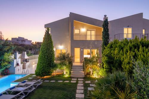 Bazén v ubytování Luxury Villa Alba by Estia nebo v jeho okolí