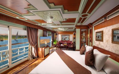 Гостиная зона в Sonesta St George Nile Cruise - Aswan to Luxor 3 Nights from Friday to Monday