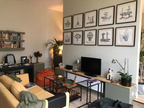Μια τηλεόραση ή/και κέντρο ψυχαγωγίας στο L'ATELIER ET APRES