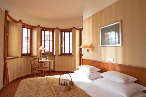 Hotel Willa Lubicz في غدينيا: غرفة نوم بسريرين وطاولة وكراسي