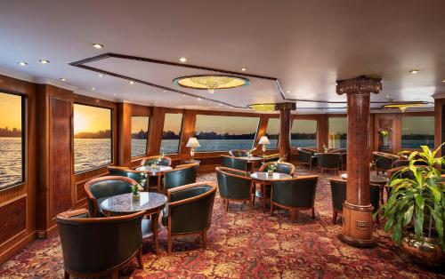 Гостиная зона в Sonesta St George Nile Cruise - Aswan to Luxor 3 Nights from Friday to Monday