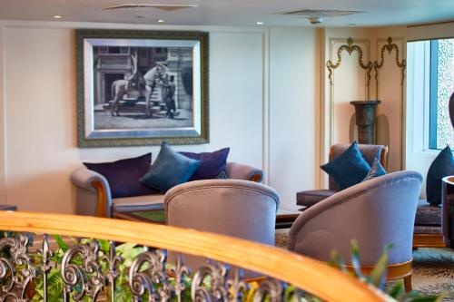 Гостиная зона в Sonesta St George Nile Cruise - Aswan to Luxor 3 Nights from Friday to Monday