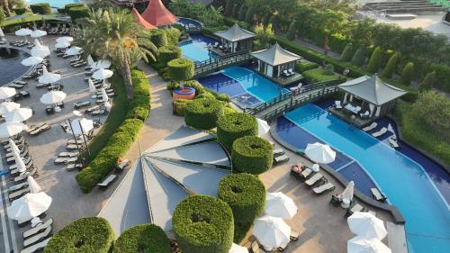 クンドゥにあるLimak Lara Deluxe Hotel & Resort Antalyaのスイミングプール付きのリゾートのオーバーヘッドビュー