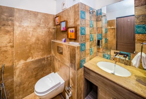 bagno con servizi igienici e lavandino di ARANYA RESORT BOLPUR a Bolpur