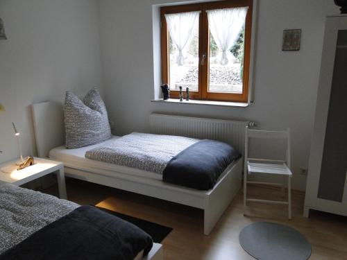 a small bedroom with a bed and a window at Ferienwohnung Hotte´s Hütte in Ettenheim