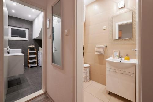 y baño con lavabo y espejo. en Villa Demonta, en Trogir