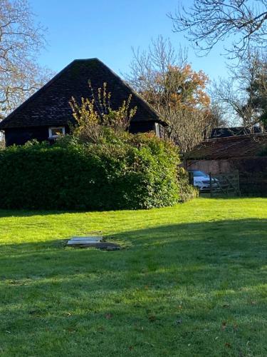 大哈林貝利的住宿－Retreats at Stansted Manor，一座带房子和草地的院子