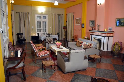 uma sala de estar com mobiliário e uma lareira em Solan Retreat em Solan