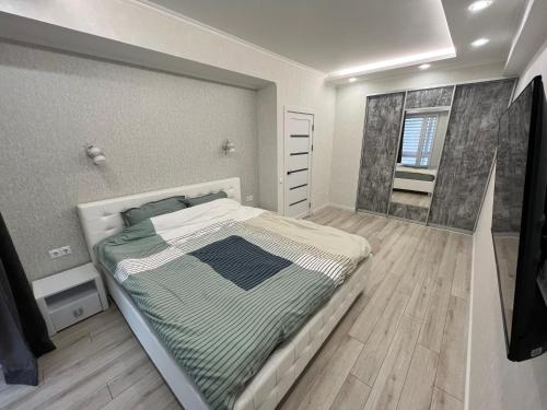 a bedroom with a bed and a walk in shower at Dendrarium Park Apartment in Chişinău