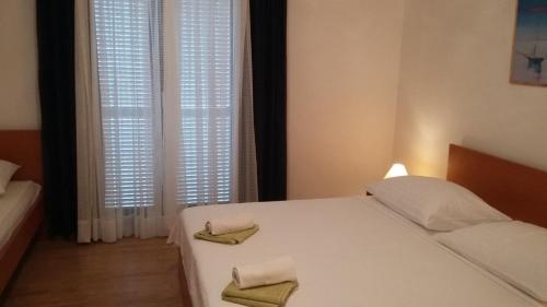 - une chambre avec un lit et 2 serviettes dans l'établissement Apartment in Vodice with sea view, terrace, air conditioning,WiFi 3671-5, à Vodice