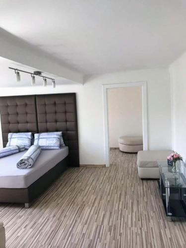 a bedroom with two beds in a room with at City Villa Schönbrunn Apartments - Contactless 24h Check-In in Vienna