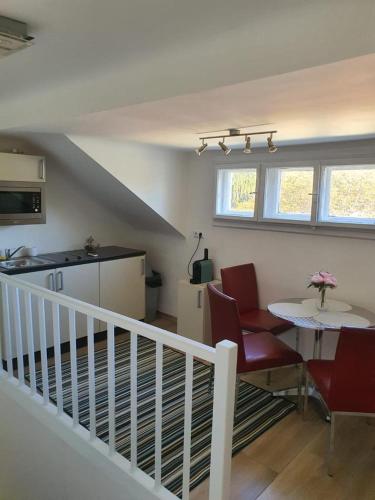 a living room with a table and chairs and a kitchen at City Villa Schönbrunn Apartments - Contactless 24h Check-In in Vienna