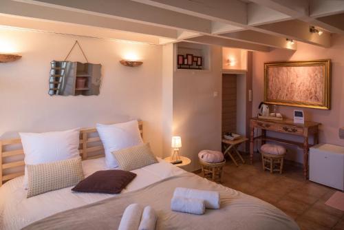 1 dormitorio con 1 cama grande y escritorio en Domaine Castetbieilh, en Tercis-les-Bains