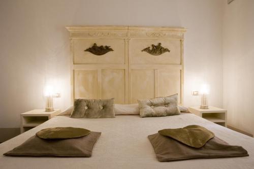 a large bed with two pillows on top of it at Art Hotel Al Fagiano in Padova