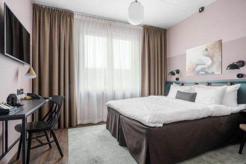 Habitación de hotel con cama y escritorio en Best Western Plus Hus 57, en Ängelholm