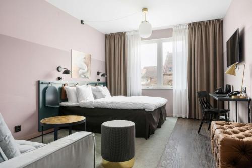 エンゲルホルムにあるBest Western Plus Hus 57のベッドとソファ付きのホテルルーム