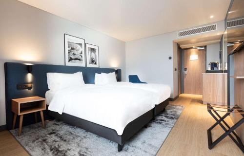 Ένα ή περισσότερα κρεβάτια σε δωμάτιο στο Radisson Hotel Nice Airport