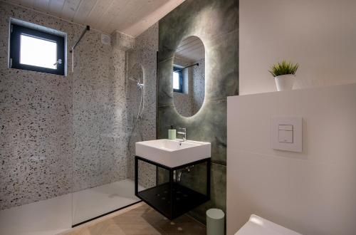 W łazience znajduje się umywalka i lustro. w obiekcie Baltico Stodoła w mieście Mielno