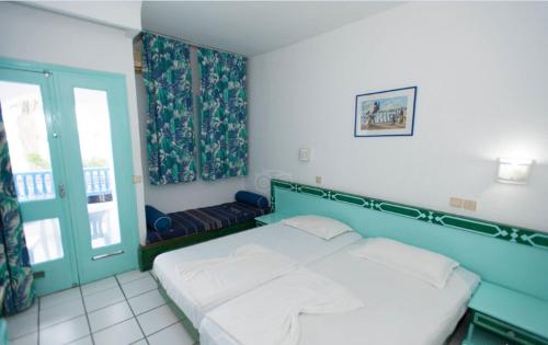 ハンマメットにあるLE KHALIFEのベッドルーム1室(緑のヘッドボード付きのベッド1台付)