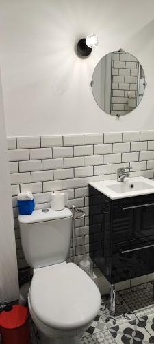 une salle de bain avec des toilettes blanches et un lavabo dans l'établissement joli studio centre ville d'Amiens, à Amiens