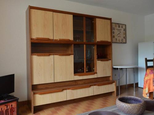 - un grand centre de divertissement en bois dans le salon dans l'établissement Appartement 3 pièces, piscine, à 100m de la plage, avec garage privatif, Cap d'Agde - FR-1-249-192, au Cap d'Agde