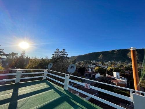 una vista desde el balcón de una casa en Departamento Estradivarius en Villa Carlos Paz