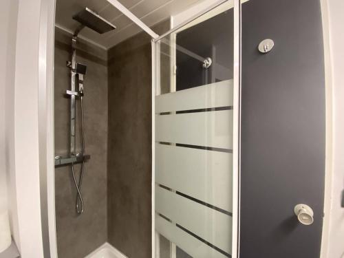 une douche avec une porte vitrée dans une salle de bain dans l'établissement Studio Mezzanine - 4 pers, Piscine, Terrasse, Cap d'Agde - FR-1-249-311, au Cap d'Agde