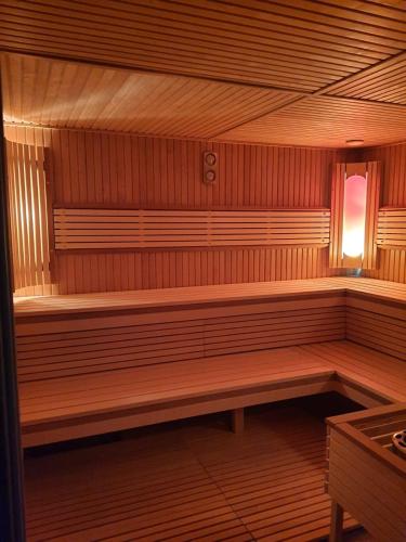 an empty wooden bench in a sauna at Hotel Smeraldo in Lazise