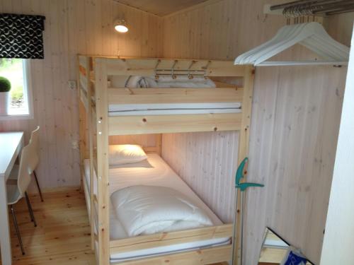 łóżko piętrowe w małym domku w obiekcie VLS Stugby w mieście Åshammar