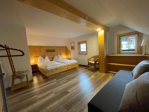 Duży pokój z łóżkiem i biurkiem w obiekcie Müllnerhof w mieście Aich