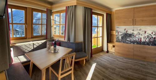 Landhaus Rosengartl Krimml في Oberkrimml: غرفة معيشة مع طاولة وأريكة