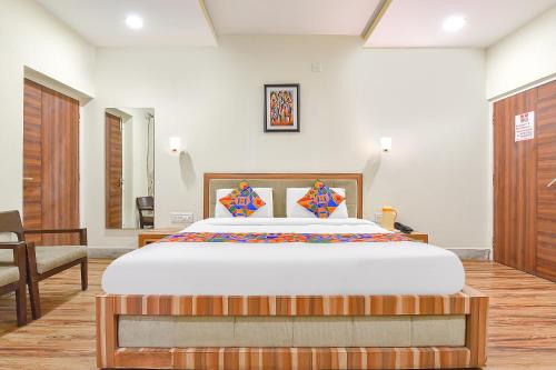 een slaapkamer met een groot bed in een kamer bij FabHotel Royal Icon in Udaipur
