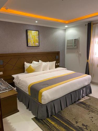 a bedroom with a large bed in a room at Mirada Purple Al Waha - Serviced Apartments in Jeddah
