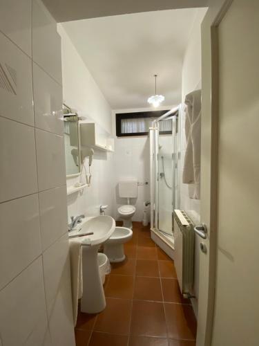 ein Badezimmer mit 2 WCs und einem Waschbecken in der Unterkunft Ospitalità Perusia in Tuoro sul Trasimeno
