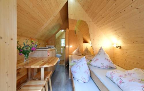 una camera con un letto e un tavolo in una cabina di Waldcamping Brombach a Pleinfeld