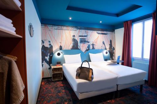 パリにあるIbis Styles Paris Batignollesのベッドルーム1室(壁に絵画が描かれたベッド1台付)