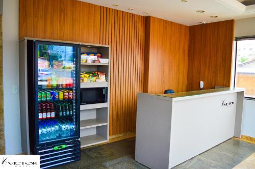 um frigorífico cheio de bebidas num quarto em Hotel Victor em Patos de Minas